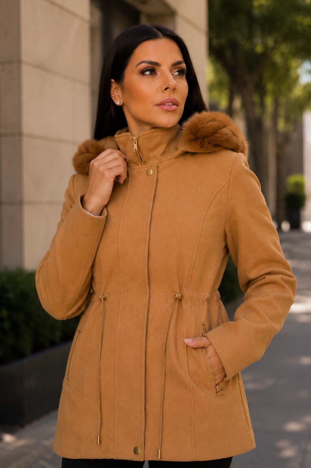 Casaco Parka Feminino em Lã Batida com Capuz de Pelo Removível | Kary Curadoria (Ref: CAS-0003) detalhe