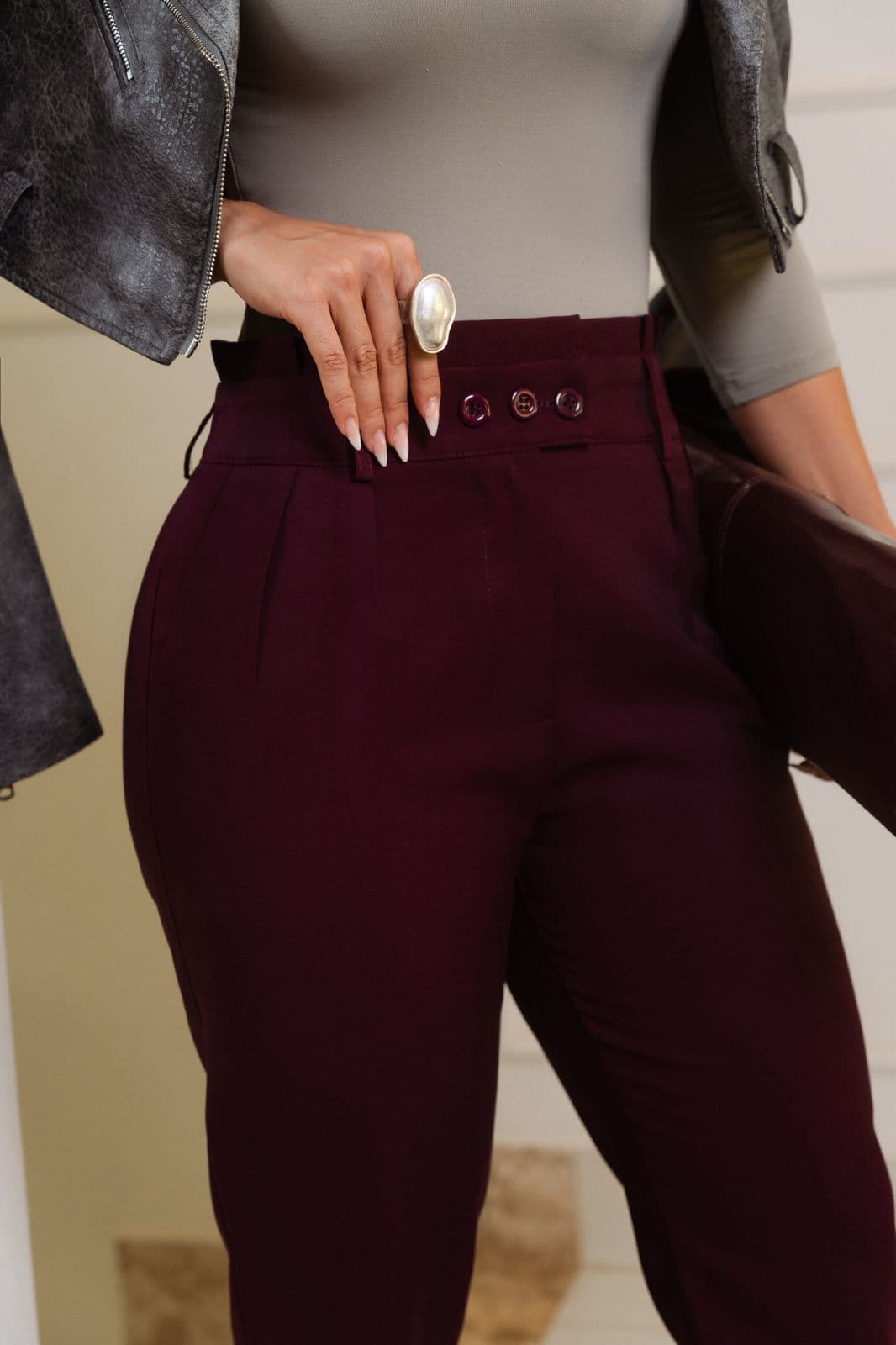 Calça Feminina Alfaiataria Premium com Cós de Botões Triplos e Pregas | KVO (Ref: CAL-0008) detalhe