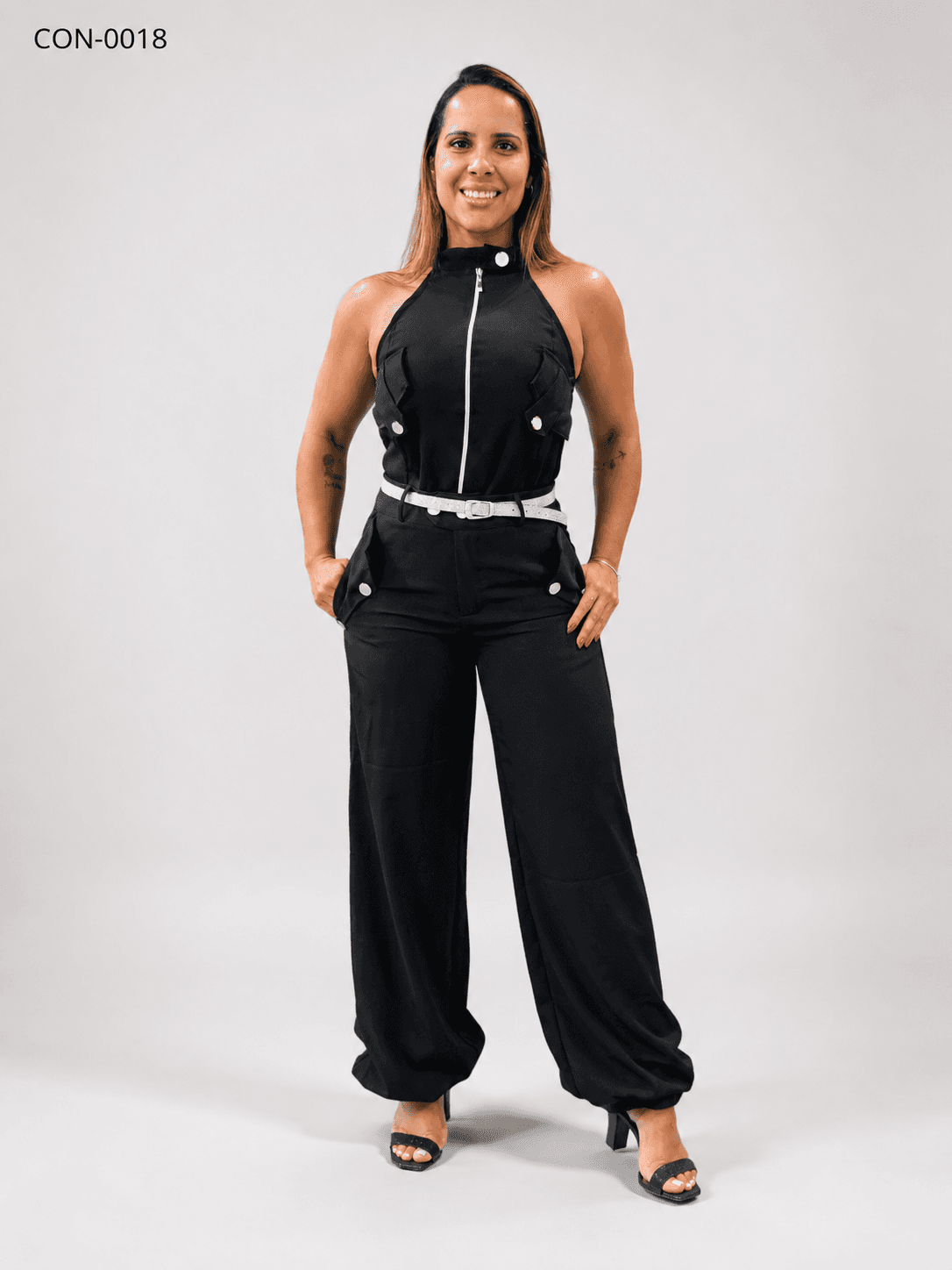 Conjunto Feminino Alfaiataria Utilitária: Cropped Frente Única com Zíper e Calça Jogger | Kary Curadoria (Ref: CON-0018) detalhe