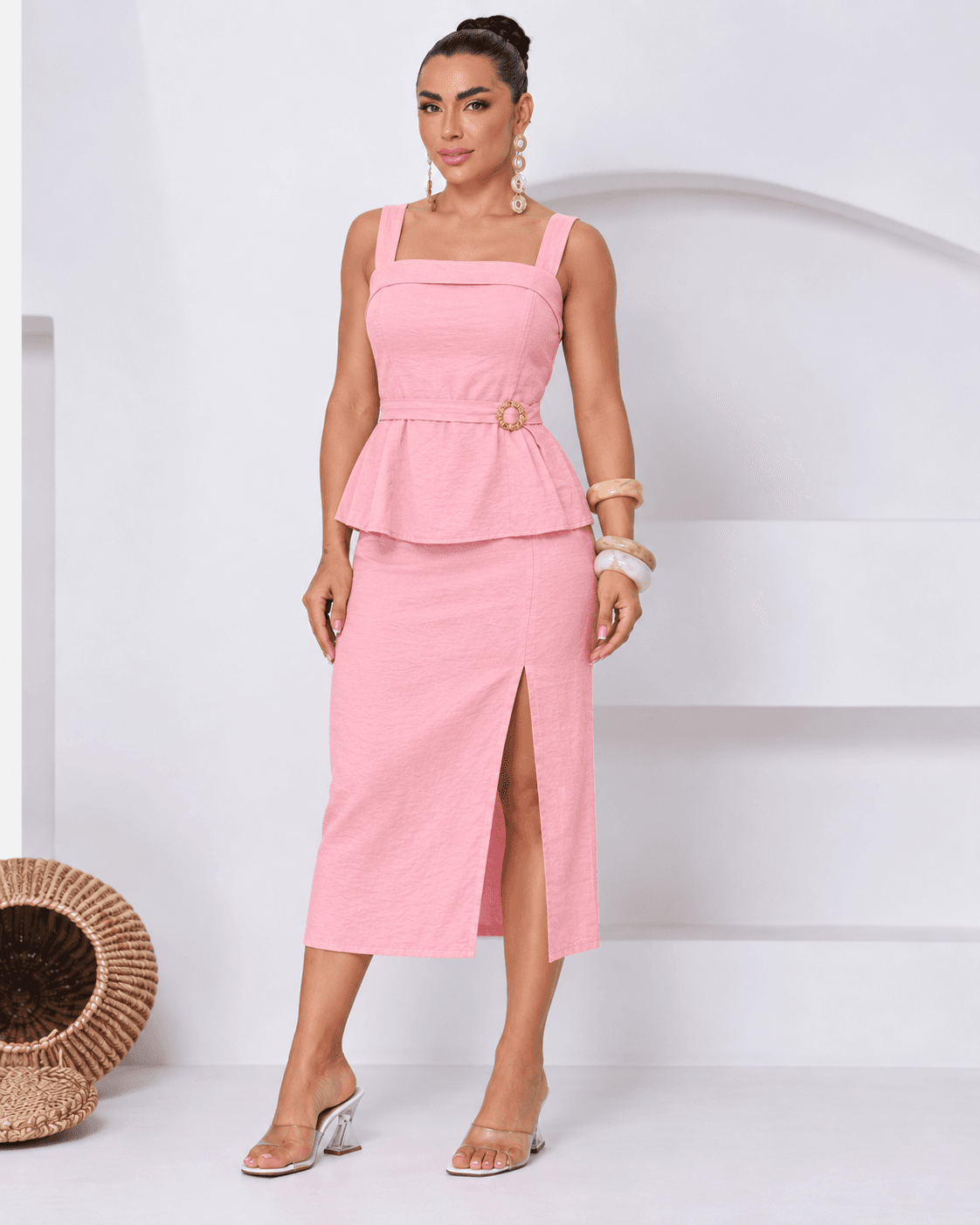 Conjunto Feminino Alfaiataria: Blusa Peplum com Cinto e Saia Midi com Fenda | Kary Curadoria (Ref: CON-0060)