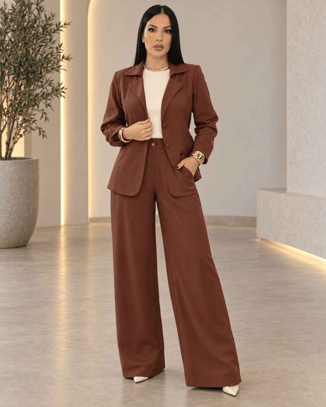 Conjunto Feminino Alfaiataria: Blazer Acinturado com Botões Encapados e Calça Pantalona em Tecido Marrant Sensorial | Kary Curadoria (Ref: CON-0062)