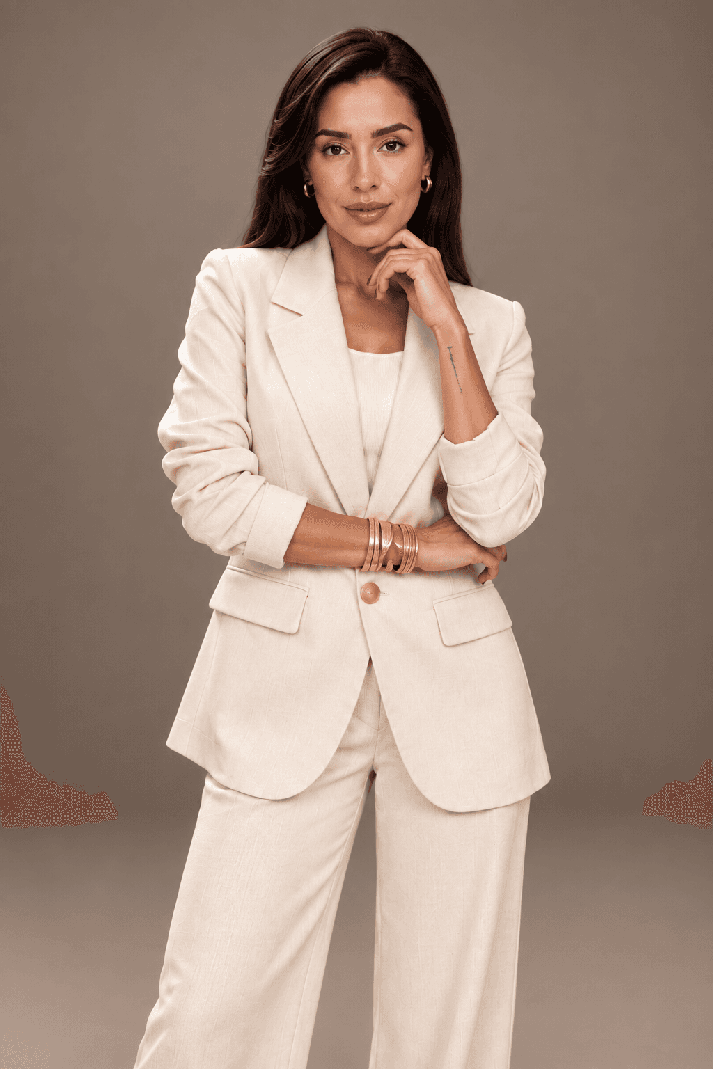 Conjunto Feminino Alfaiataria: Blazer Alongado com Botão Único Dourado e Calça Pantalona em Tecido Crepe Barbie | Kary Curadoria (Ref: CON-0063) detalhe